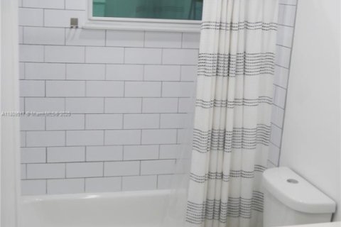 House in Miami, Florida 3 bedrooms, 125.79 sq.m. № 1749951 - photo 18