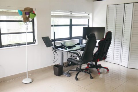 House in Miami, Florida 3 bedrooms, 125.79 sq.m. № 1749951 - photo 8