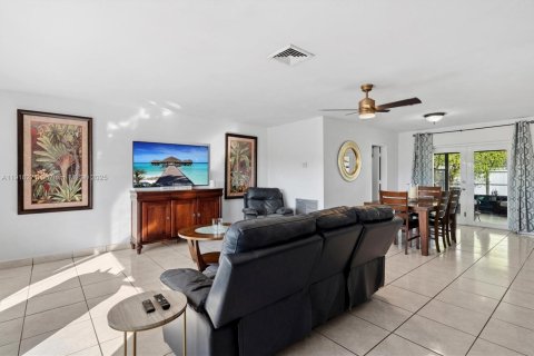 Villa ou maison à vendre à Miami, Floride: 3 chambres, 134.71 m2 № 1975867 - photo 1