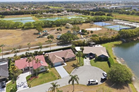 House in Davie, Florida 4 bedrooms, 213.12 sq.m. № 2034132 - photo 12