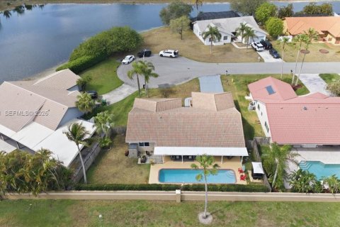 House in Davie, Florida 4 bedrooms, 213.12 sq.m. № 2034132 - photo 7