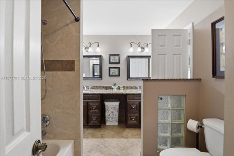 House in Davie, Florida 4 bedrooms, 213.12 sq.m. № 2034132 - photo 29