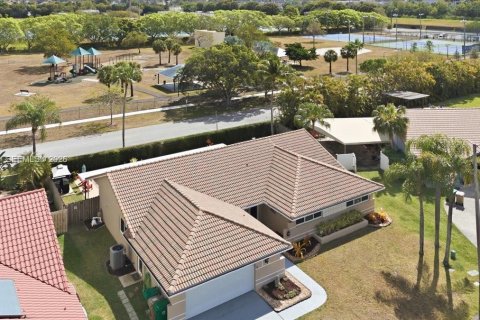 House in Davie, Florida 4 bedrooms, 213.12 sq.m. № 2034132 - photo 3