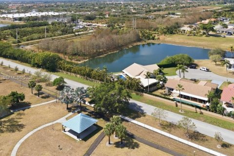 House in Davie, Florida 4 bedrooms, 213.12 sq.m. № 2034132 - photo 11