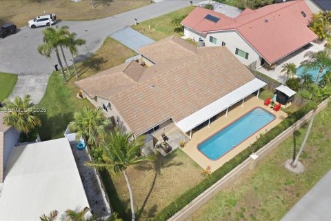 House in Davie, Florida 4 bedrooms, 213.12 sq.m. № 2034132 - photo 6