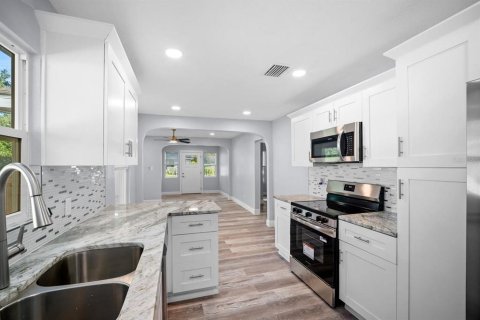 Villa ou maison à vendre à Tampa, Floride: 3 chambres, 111.76 m2 № 2420292 - photo 12