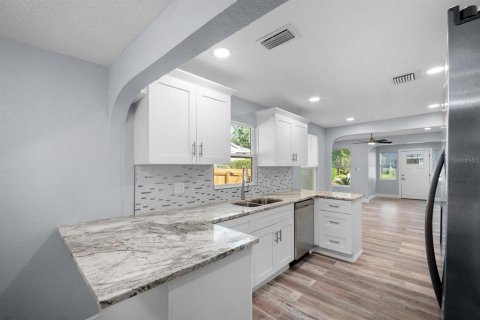 Villa ou maison à vendre à Tampa, Floride: 3 chambres, 111.76 m2 № 2420292 - photo 13
