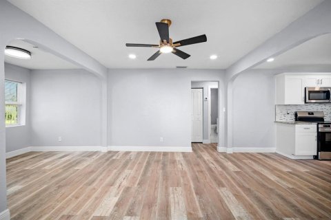 Villa ou maison à vendre à Tampa, Floride: 3 chambres, 111.76 m2 № 2420292 - photo 9