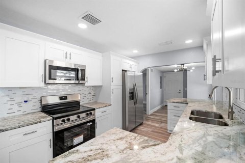 Villa ou maison à vendre à Tampa, Floride: 3 chambres, 111.76 m2 № 2420292 - photo 11
