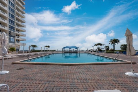 Condo in Hallandale Beach, Florida, 2 bedrooms  № 2365687 - photo 30