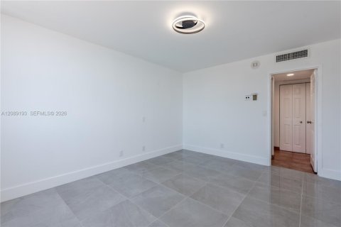 Condo in Hallandale Beach, Florida, 2 bedrooms  № 2365687 - photo 14