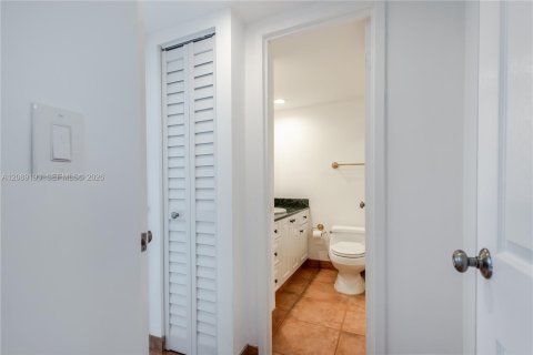 Condo in Hallandale Beach, Florida, 2 bedrooms  № 2365687 - photo 22
