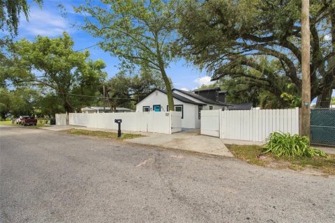 Villa ou maison à vendre à Tampa, Floride: 9 chambres, 291.99 m2 № 2401075 - photo 3