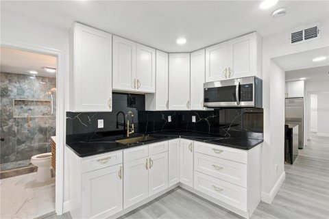 Villa ou maison à vendre à Tampa, Floride: 9 chambres, 291.99 m2 № 2401075 - photo 17