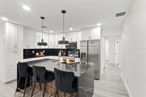 Villa ou maison à vendre à Tampa, Floride: 9 chambres, 291.99 m2 № 2401075 - photo 11