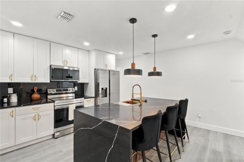 Villa ou maison à vendre à Tampa, Floride: 9 chambres, 291.99 m2 № 2401075 - photo 12