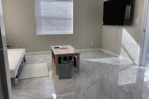 Casa en alquiler en Hollywood, Florida, 2 dormitorios, 141.58 m2 № 1984057 - foto 2