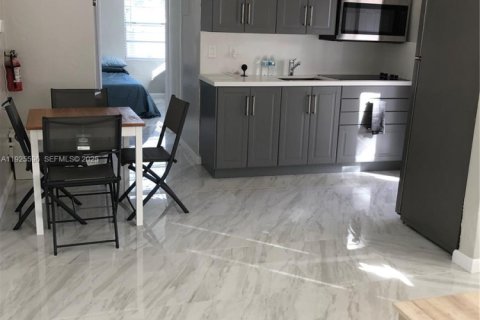 Casa en alquiler en Hollywood, Florida, 2 dormitorios, 141.58 m2 № 1984057 - foto 1