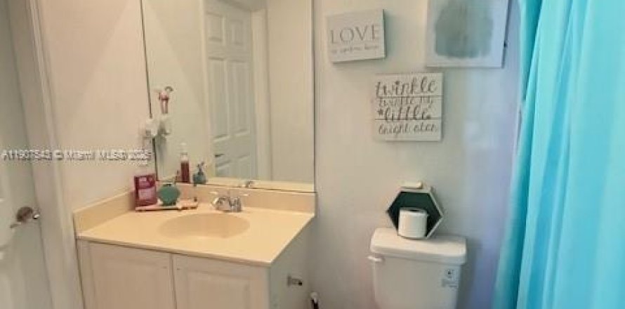 Кондоминиум с 2 спальнями в Ривьера-Бич, Флорида № 1963916