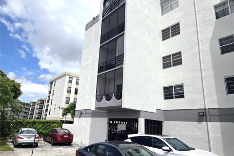 Condo in Hialeah, Florida, 3 bedrooms № 2241218