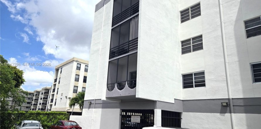Condo in Hialeah, Florida, 3 bedrooms  № 2241218