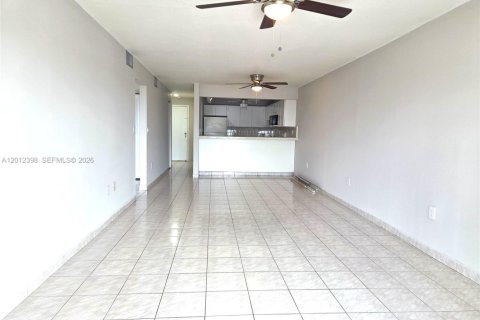 Condo in Hialeah, Florida, 3 bedrooms  № 2241218 - photo 8