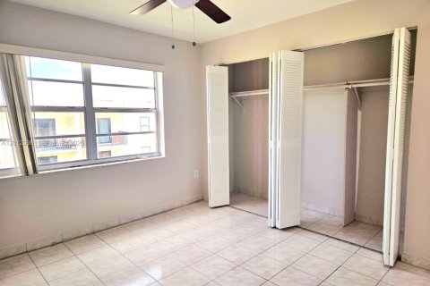 Condo in Hialeah, Florida, 3 bedrooms  № 2241218 - photo 24