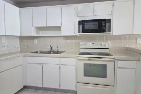 Condo in Hialeah, Florida, 3 bedrooms  № 2241218 - photo 3