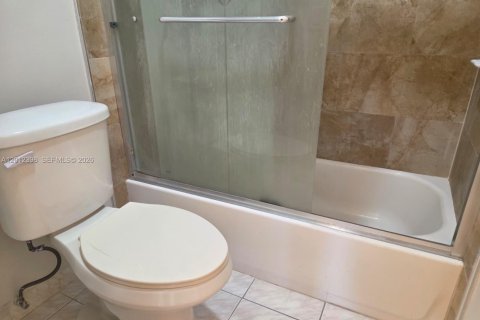 Condo in Hialeah, Florida, 3 bedrooms  № 2241218 - photo 30