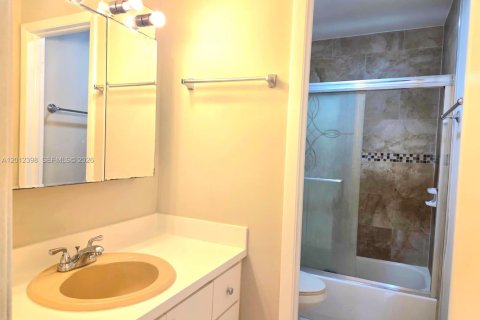 Condo in Hialeah, Florida, 3 bedrooms  № 2241218 - photo 29