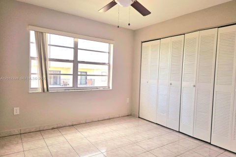 Condo in Hialeah, Florida, 3 bedrooms  № 2241218 - photo 23