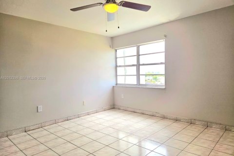 Condo in Hialeah, Florida, 3 bedrooms  № 2241218 - photo 25