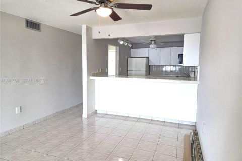 Condo in Hialeah, Florida, 3 bedrooms  № 2241218 - photo 9
