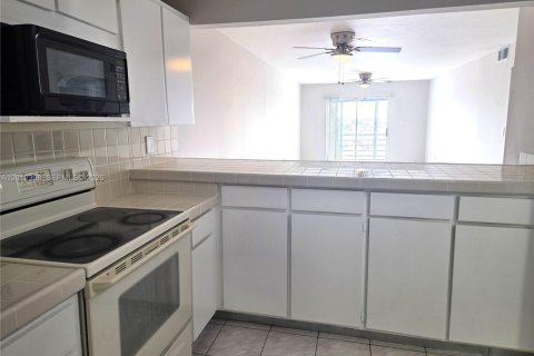 Condo in Hialeah, Florida, 3 bedrooms  № 2241218 - photo 5