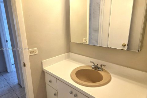 Condo in Hialeah, Florida, 3 bedrooms  № 2241218 - photo 28