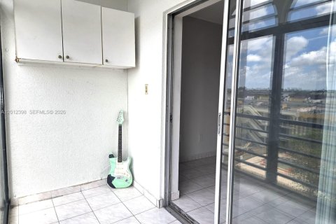 Condo in Hialeah, Florida, 3 bedrooms  № 2241218 - photo 14