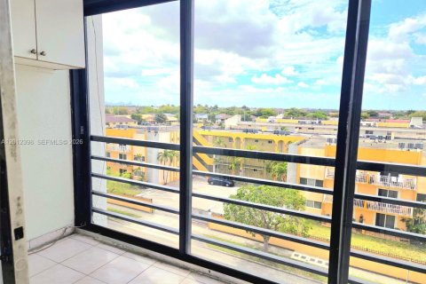 Condo in Hialeah, Florida, 3 bedrooms  № 2241218 - photo 12