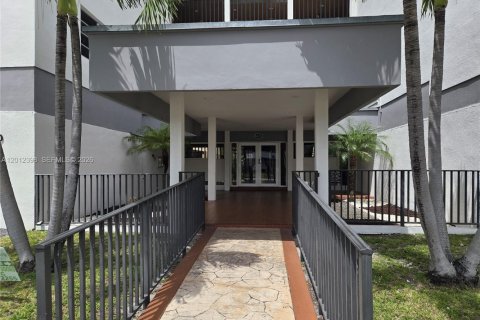 Condo in Hialeah, Florida, 3 bedrooms  № 2241218 - photo 2