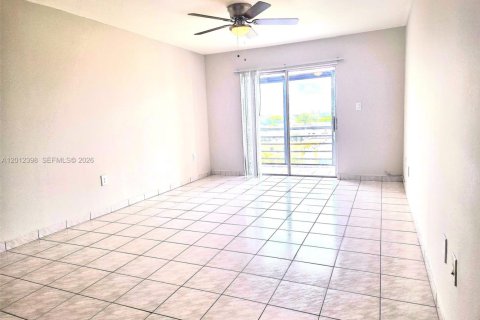 Condo in Hialeah, Florida, 3 bedrooms  № 2241218 - photo 11