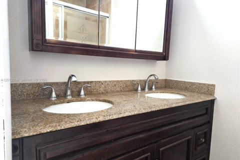 Condo in Hialeah, Florida, 3 bedrooms  № 2241218 - photo 15