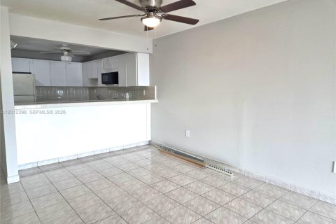 Condo in Hialeah, Florida, 3 bedrooms  № 2241218 - photo 7