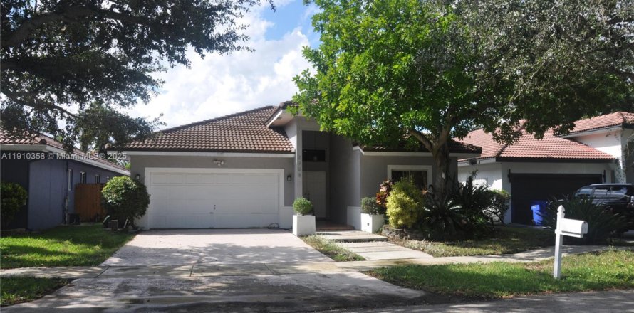 Дом в Холливуд, Флорида 3 спальни, 154.87м2 № 1966937