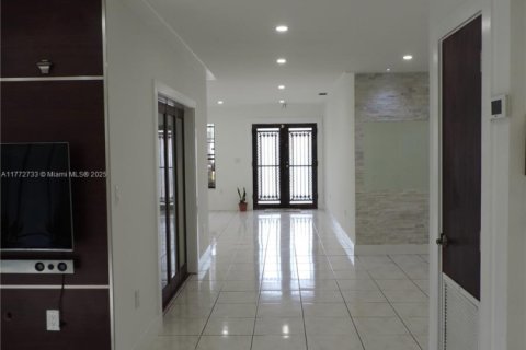 House in Miami, Florida 4 bedrooms, 261.8 sq.m. № 1729078 - photo 3