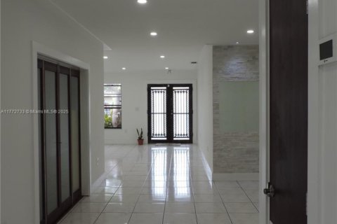 House in Miami, Florida 4 bedrooms, 261.8 sq.m. № 1729078 - photo 11