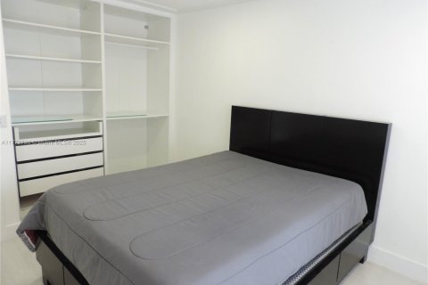 House in Miami, Florida 4 bedrooms, 261.8 sq.m. № 1729078 - photo 21