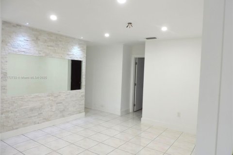House in Miami, Florida 4 bedrooms, 261.8 sq.m. № 1729078 - photo 4