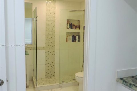 House in Miami, Florida 4 bedrooms, 261.8 sq.m. № 1729078 - photo 16