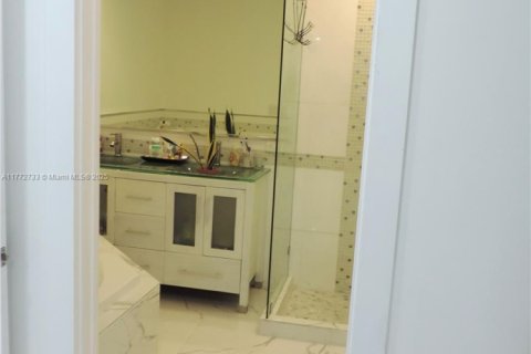 House in Miami, Florida 4 bedrooms, 261.8 sq.m. № 1729078 - photo 17