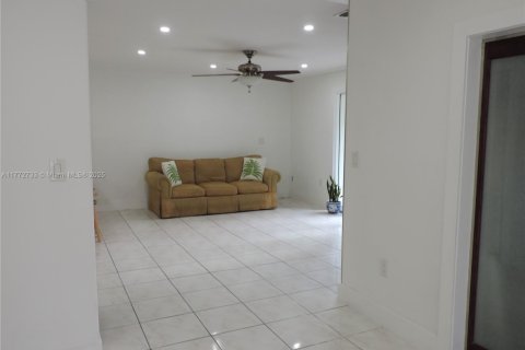 House in Miami, Florida 4 bedrooms, 261.8 sq.m. № 1729078 - photo 6