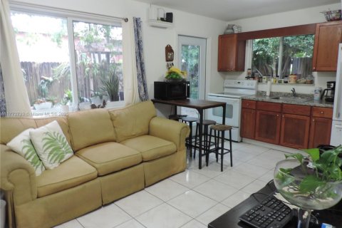 House in Miami, Florida 4 bedrooms, 261.8 sq.m. № 1729078 - photo 24